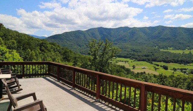 BEST VIEW IN THE SMOKIES - Huge Group Lodge - Hot Tub/Game Tables/WIFI