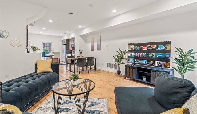 Beyond Spacious 4-bedroom house W/HotTub