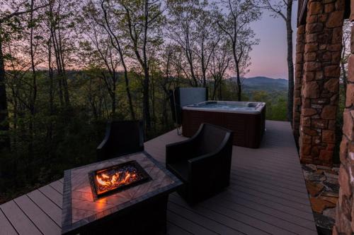Black Mountain Log Cabin Secluded, Pet-friendly 3BD with Hot Tub & Views!
