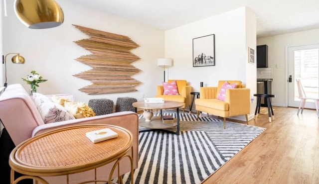 Boho-Glam Bungalow 2 Kings, Fire Pit, Fenced Yard, Pet Friendly, Prime location