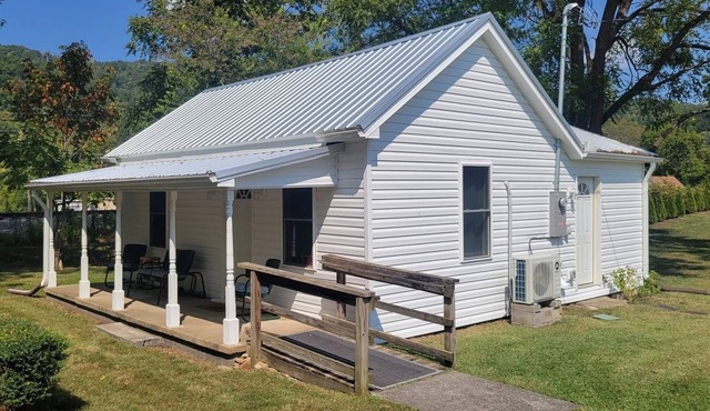 Booth Homeplace- Updated 1900s cottage