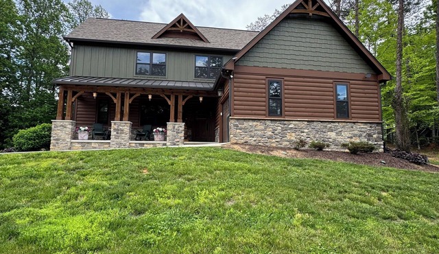 Bourbon Bear ~ A Luxury Cabin ~ Rustic, Charming & Cozy in the Heart of Townsend