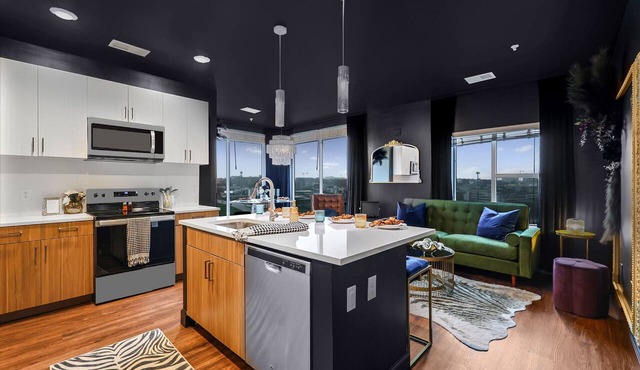 Bourbon & Bubbles, Downtown 3BR/3BA, Walkable, Rooftop Infinity Pool, 24/7Gym