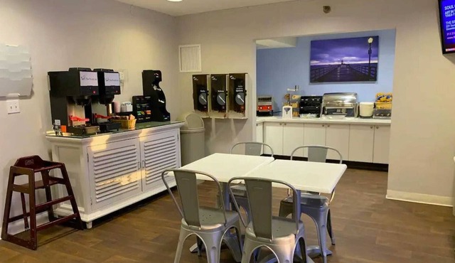 Boutique Hotel 2 Queen Room Minutes From The Beach!