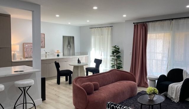 BRAND NEW Hollywood condo, near Runyon Canyon. Free parking
