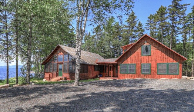 Breakwater Lodge - Gorgeous home on the Eastern Shore of Mooselookmeguntic Lake