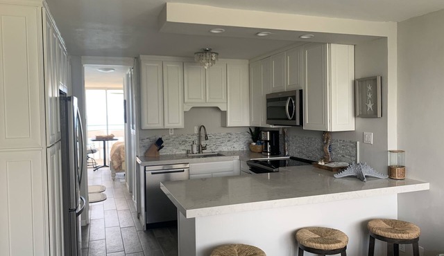 Breath taking view, ocean front! Redone unit