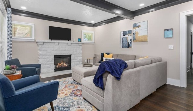 Breathtaking 5 BR home in Johnson County