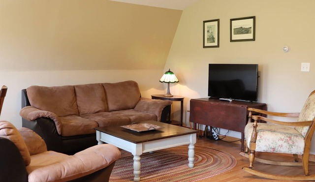 Breezy Acres Farm Apt 2 Game room, large yard, fire pit, private entrance
