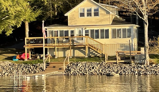 Brewer Lake 3 bed/1.5 bath Waterfront Cottage