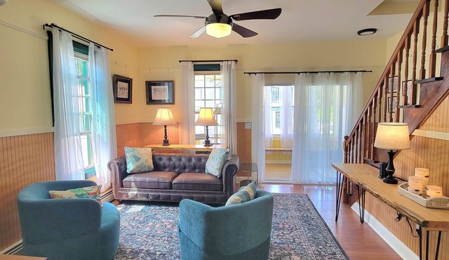 Bright and modern apartment in town. Close to it all!