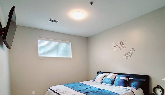 Cali-King bed 86"TV downtown next to Medical Mile.
