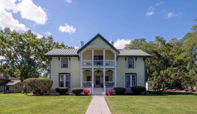 Cayuga Belle: Gorgeous Cayuga Lake Estate! Fabulous Views!