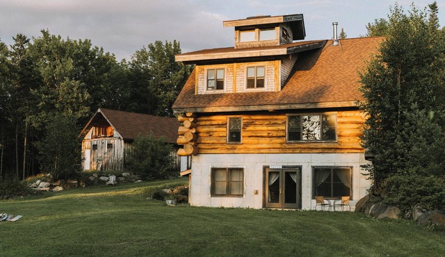Central yet quiet Log Cabin on 4 acres with laundry, kitchen, bathroom and sauna