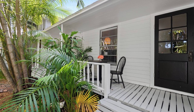 Charming 1-bedroom cottage in a Tropical Setting in West Palm Beach