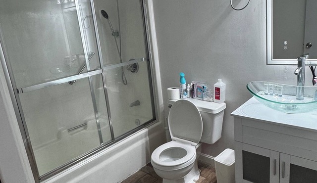 Charming 1-bedroom house with WiFi and AC in serene Richmond