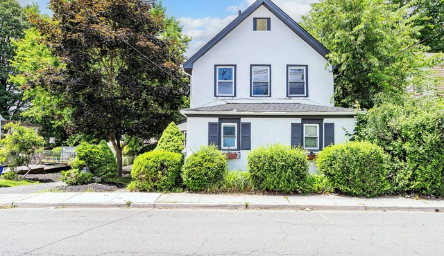 Charming 2-bedroom house in Teaneck with AC, WiFi. Enjoy your stay