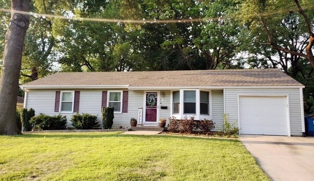 Charming 3-bedroom house in peaceful Overland Park with garage and yard!