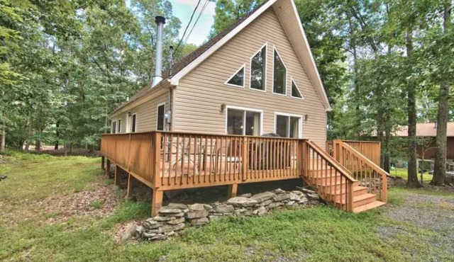 Charming 3-bedroom chalet in Masthope Community.