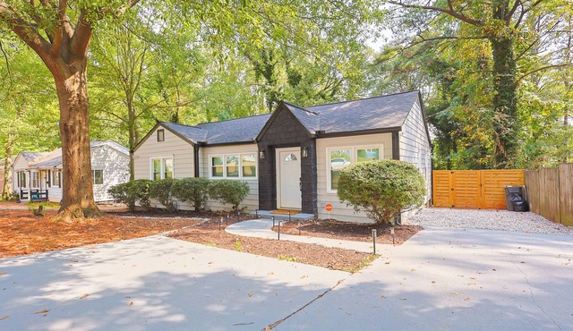 Charming 3-bedroom house in fabulous East Point with AC, WiFi
