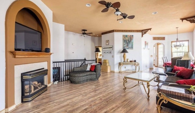Charming 4-bedroom estate with AC/Heat and WiFi in delightful Colorado Springs