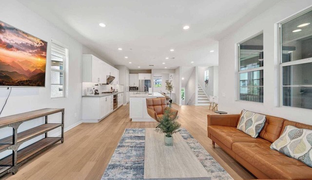 Charming 4B3.5B｜Garage｜1st Floor Bedroom｜Flex-Lease｜Pet-Friendly #42594