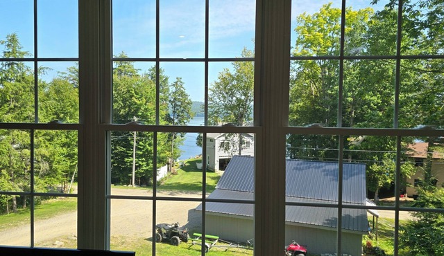 Charming apartment with 1 bedroom and AC, WiFi in Enfield. Lake views!