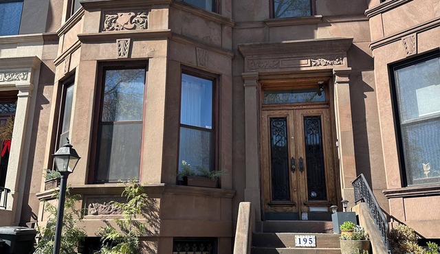 Charming Brownstone just 2.5 blocks from Prospect park