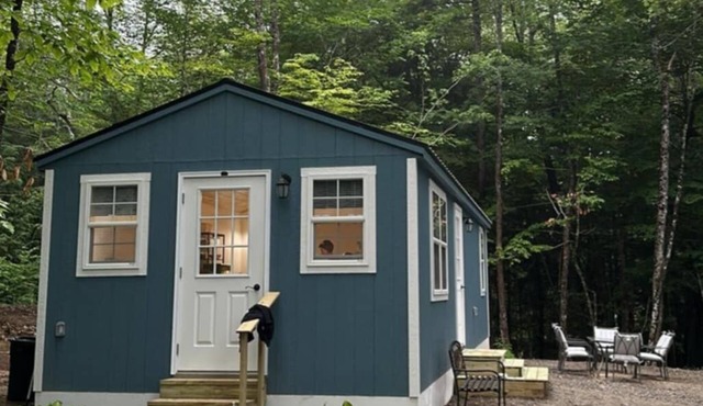 Charming cottage w/modern amenities on peaceful Bog Lake, Northfield Maine