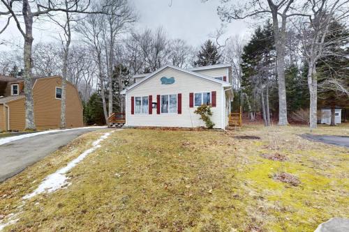 Charming Cottage with Ocean Views, Wifi, and Washer and Dryer