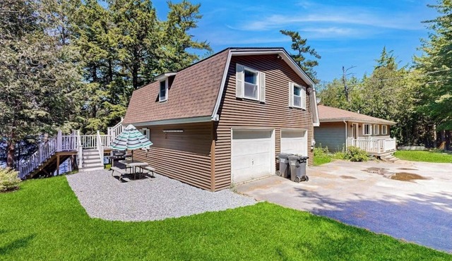 Charming Lakefront Apartment with Deck, Patio and BBQ Grill