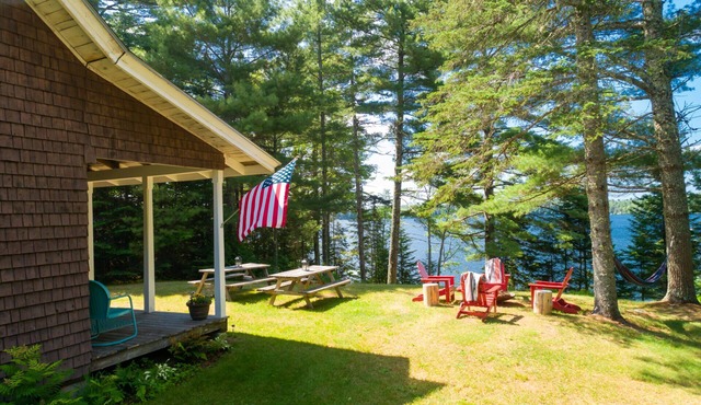 Charming lakefront cabin close to Acadia National Park
