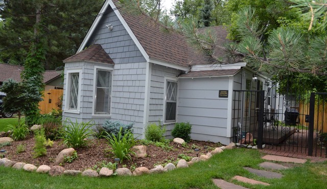 Charming, Peaceful and Newly Renovated 2 Bedroom Cottage!