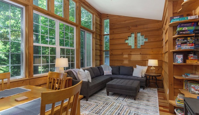 Charming Pet-Friendly Cottage Walkable to Town!