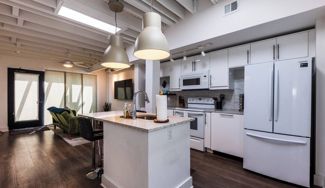 Charming Space with Parking/King Bed/Street Car