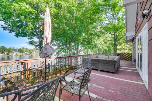 Charming Wolcott Cottage w/Fire Pit & Mini Dock