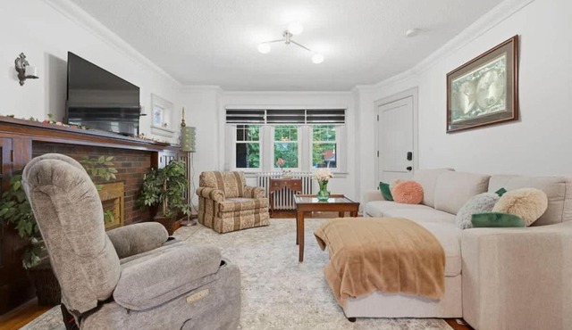 Chic 2BR With Workspace - 2-Min Walk to Beach in Toronto