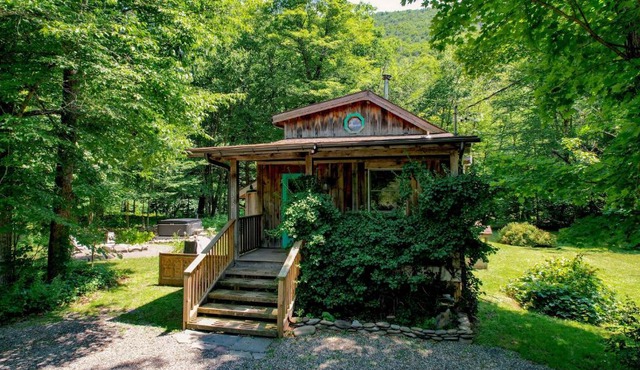 Chic Catskills Cabin with Hot Tub and Fire Pit