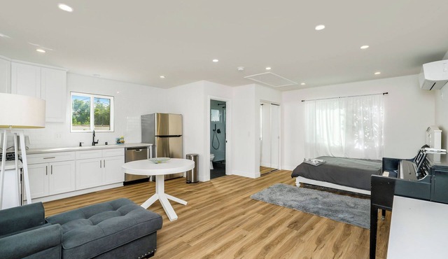 Chic studio with WiFi and AC in fabulous Los Angeles