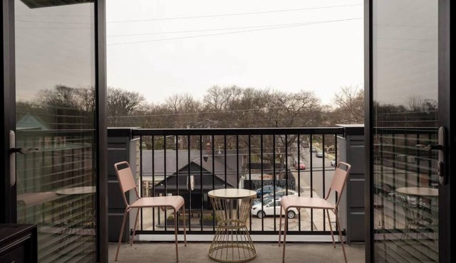 Coffee Shops, Restaurants, Bars, Salons and Boutiques, just steps away.