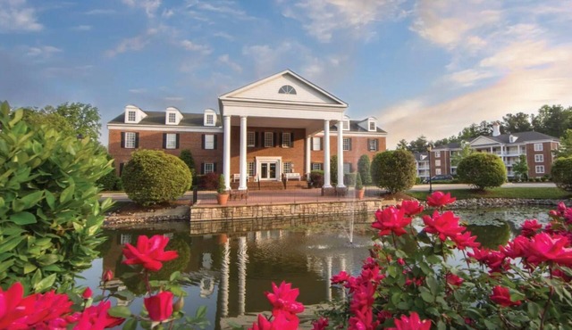 Colonial Comfort: 3BR Lock-Off Villa with Fireplace & Full Kitchen