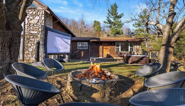 Cool Lodge sleeps 8 sauna, hot tub, firepit