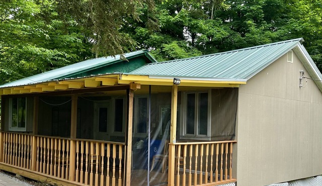 Cottage style Bungalow/shared pool 8 min to bethel woods/10min to world Casino