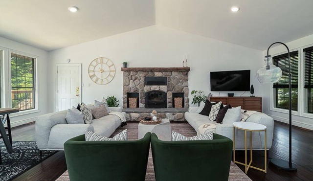 County gem centrally located w/fireplace & hot tub