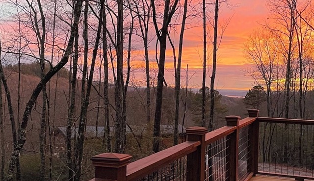 Couples Romantic Getaway! Mountain Log Cabin with Hot Tub & Fireplace.