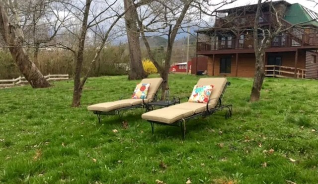 Cozily Furnished Getaway with Wi-Fi along the Little River in Townsend, Tennessee