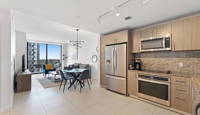 Cozy 1-bedroom condo with WiFi, fitness room in enchanting Downtown Doral