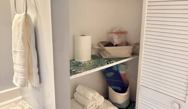 Cozy 1-bedroom bungalow in delightful Fort Lauderdale with AC and Shared Pool.