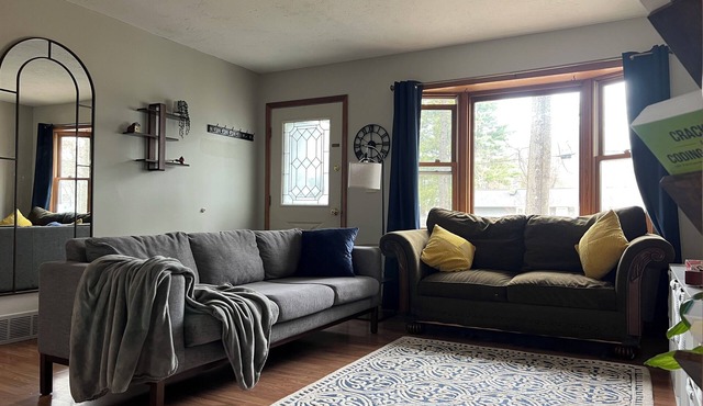 Cozy 3-bedroom house with a pool. Close to SPAC, Track and Downtown