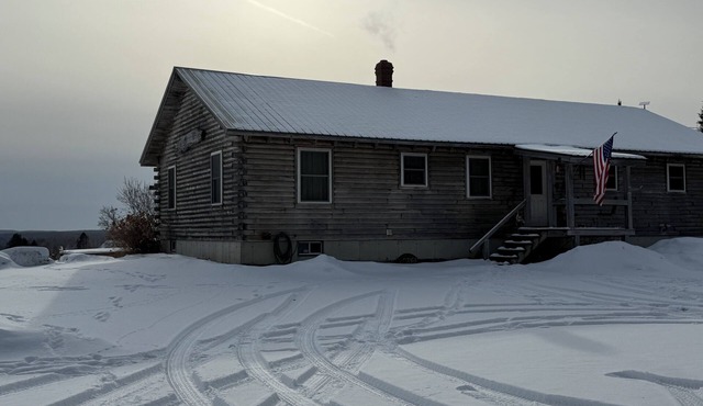 Cozy 3-bedroom rustic lodge in Island Falls for a relaxing getaway in nature